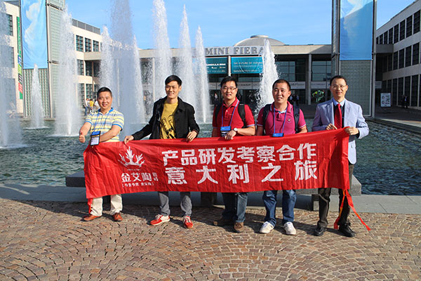 金艾陶瓷磚品牌董事長(zhǎng)（中）帶隊(duì)歐州考察