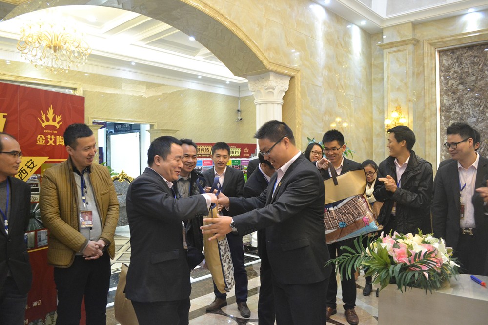 金艾陶瓷磚營(yíng)銷(xiāo)總監(jiān)劉鴻瑞為壽星送上生日禮物