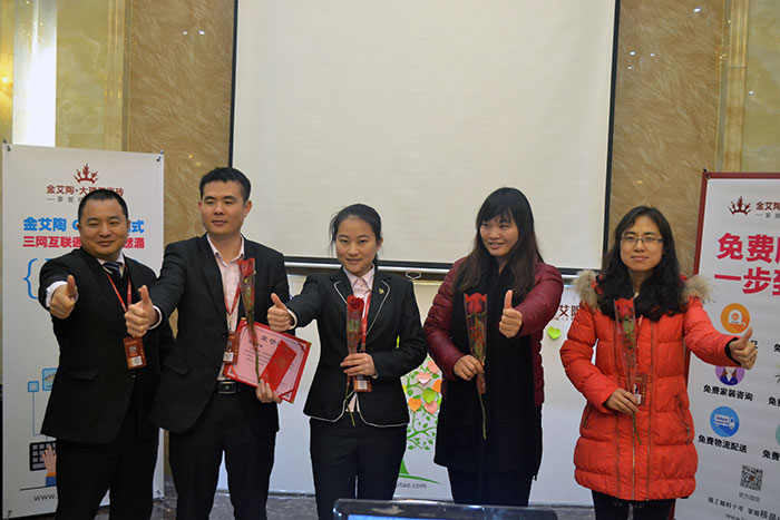 金艾陶瓷磚營銷總監(jiān)劉鴻瑞為2015年團(tuán)隊貢獻(xiàn)獎（網(wǎng)銷部）頒獎