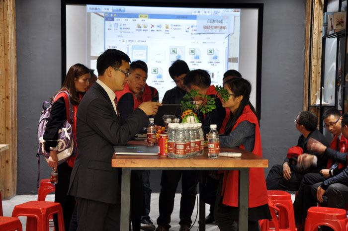 “時代賦予同樣的場景不同的意義”，緊跟時代的發展，傳統企業轉型成了當今的趨勢，金艾陶瓷磚品牌開創O2O+體驗店模式，以便贏得新的發展。