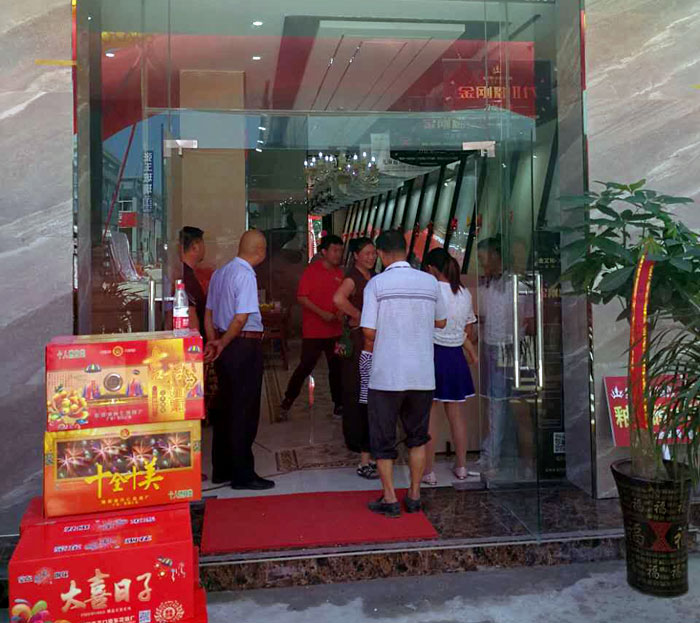 2017年7月12日，安徽葉集金寨彩旗飄揚，鑼鼓齊響、人聲鼎沸。來自金寨數百名業主齊聚活動現場，共同見證陶瓷一線品牌金艾陶瓷磚葉集店的盛大開業。