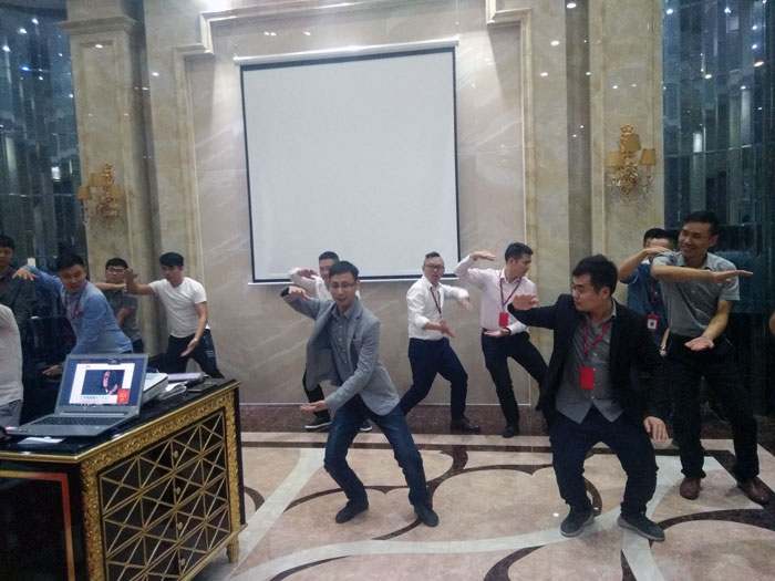 2017年11月2日晚，生命不息，學(xué)習(xí)不止金艾陶法定學(xué)習(xí)日，11月全公司人員學(xué)習(xí)會圓滿結(jié)束，一起分享《干法》，樂于工作，開心生活，即使在苦難中，只要拼命工作，就能帶來不可思議的好運(yùn)。過好每一天，就是成功之道！