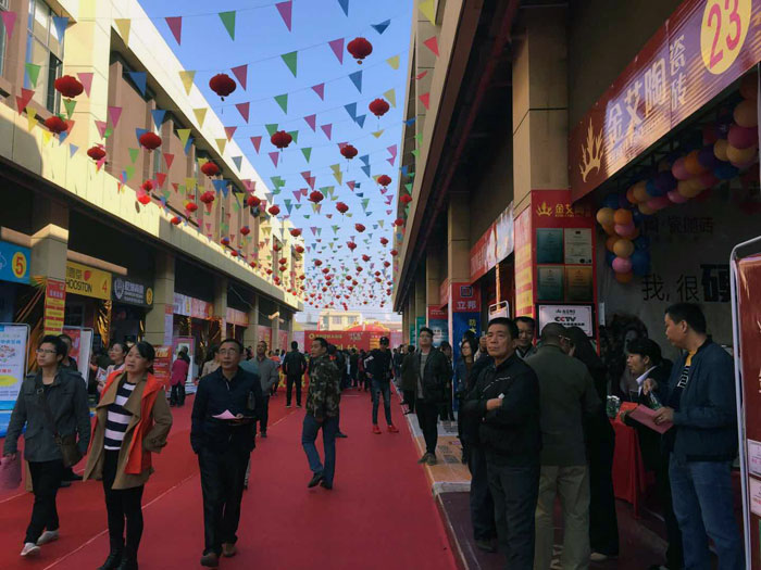 2017年11月5日，百盟光彩建材大市場邀約30家品牌商家聯(lián)合舉辦了本次的家居建材團購會，參加活動的消費者將現(xiàn)場的氛圍不斷推向高潮，金艾陶瓷磚品牌展位無論人氣、銷售都取得空前成功，彰顯品牌大氣風范。