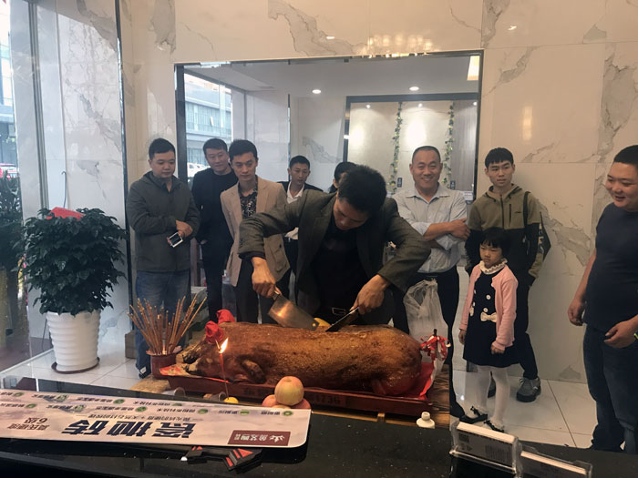 金艾陶瓷磚品牌作為陶瓷一線品牌，近年來不斷的推出爆款新品，受到眾多消費(fèi)者的喜愛。2017年11月19日，一群朝氣蓬勃的金艾陶人正在緊張有序的忙碌著，為金艾陶中山古鎮(zhèn)店即將開始的開業(yè)典禮做最后的準(zhǔn)備。  上午10點(diǎn)28分，鑼鼓喧天，掌聲震動(dòng)，金艾陶中山古鎮(zhèn)專賣店迎來了盛大開業(yè)的良辰吉時(shí)。?